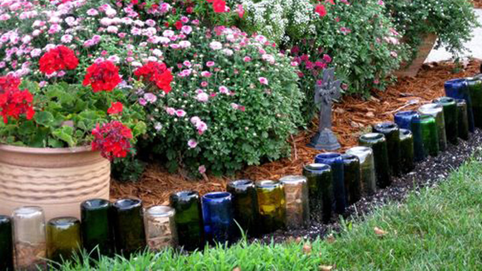 bordure de jardin avec des bouteilles en verre