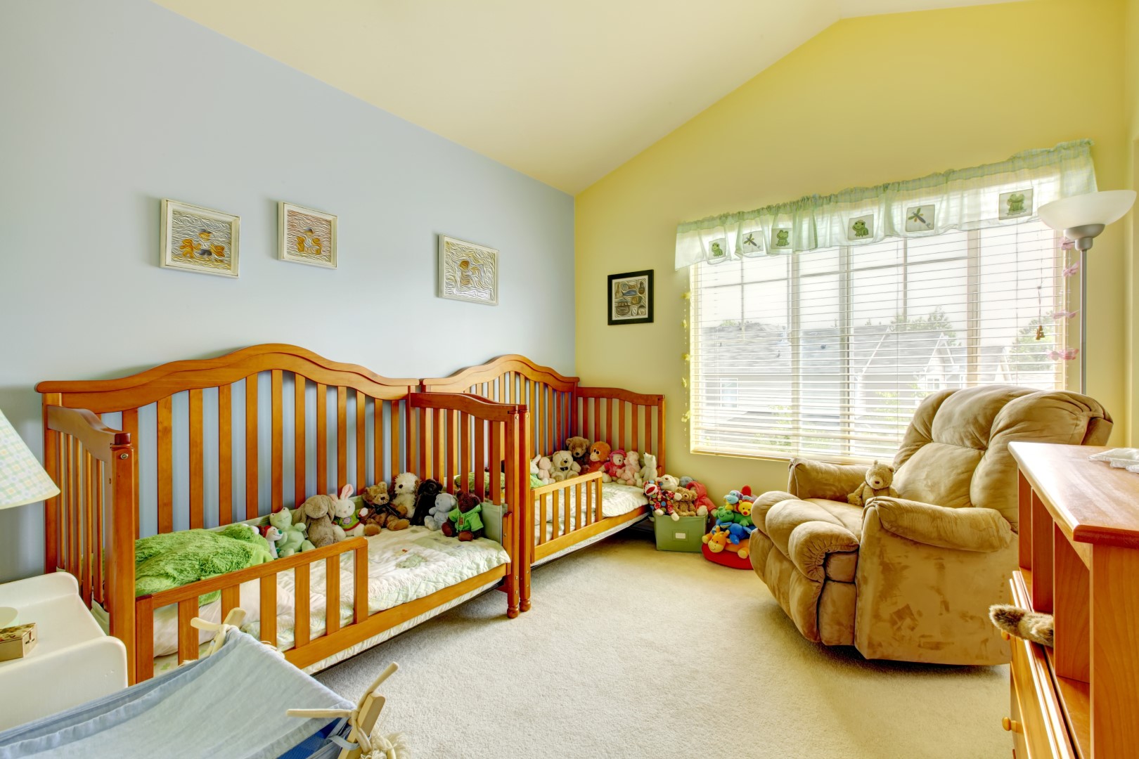 chambre d'enfant avec deux couleurs de peinture