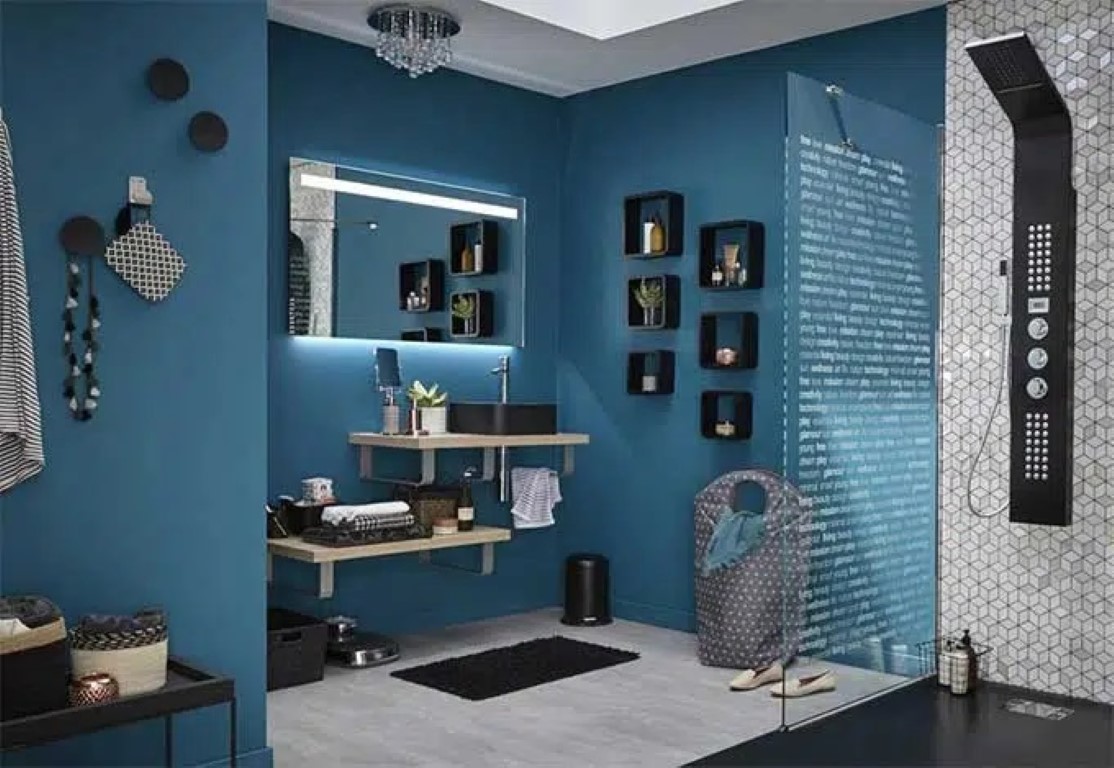 Une salle de bain couleur bleu pétrole