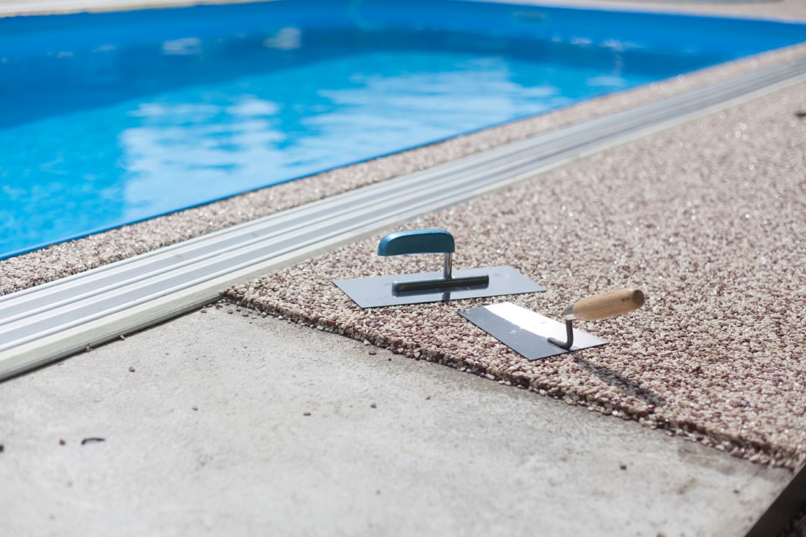 Créer des bords de piscine antidérapants en béton désactivé